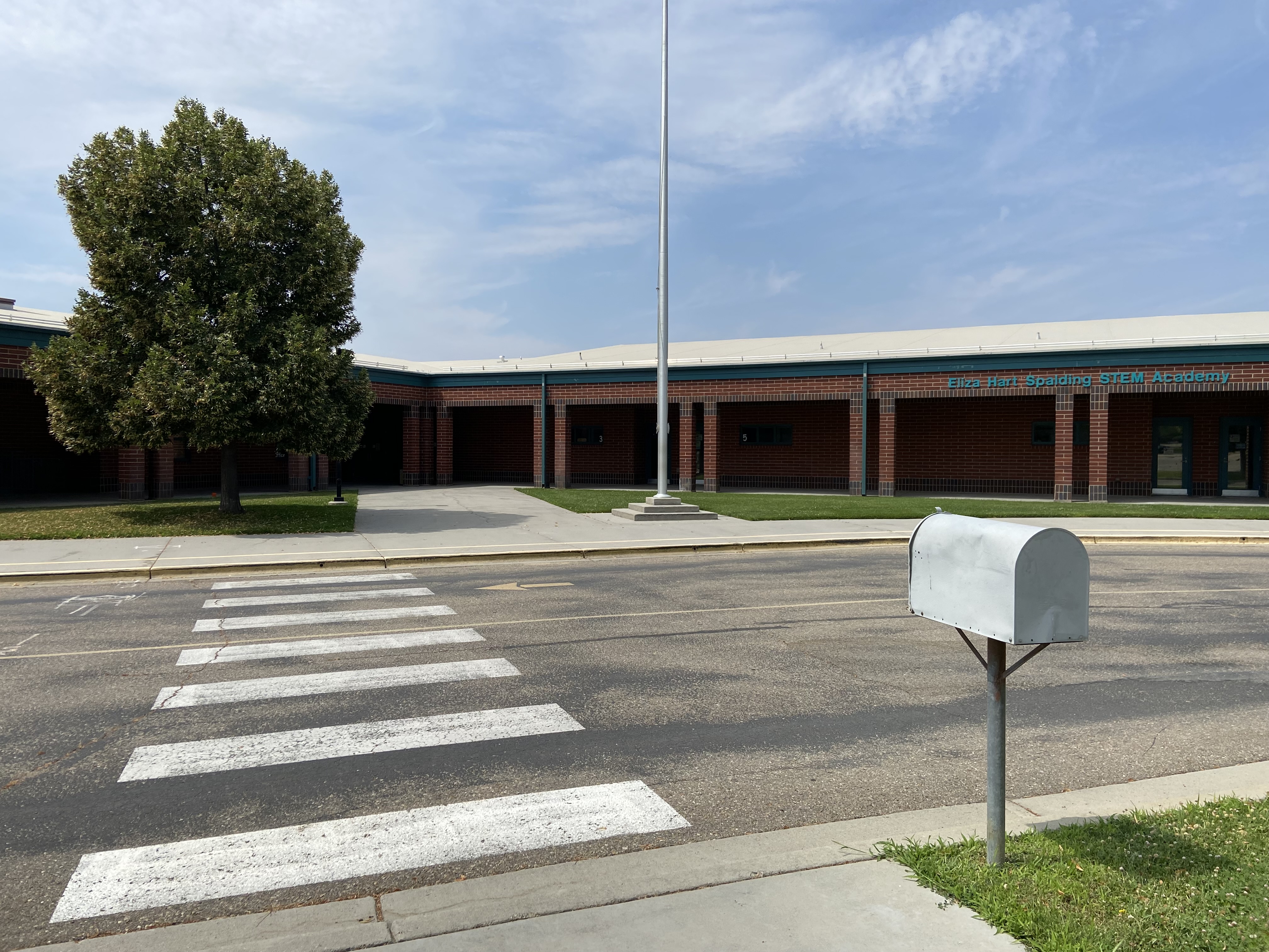 photo of the front of Spalding Elementary School