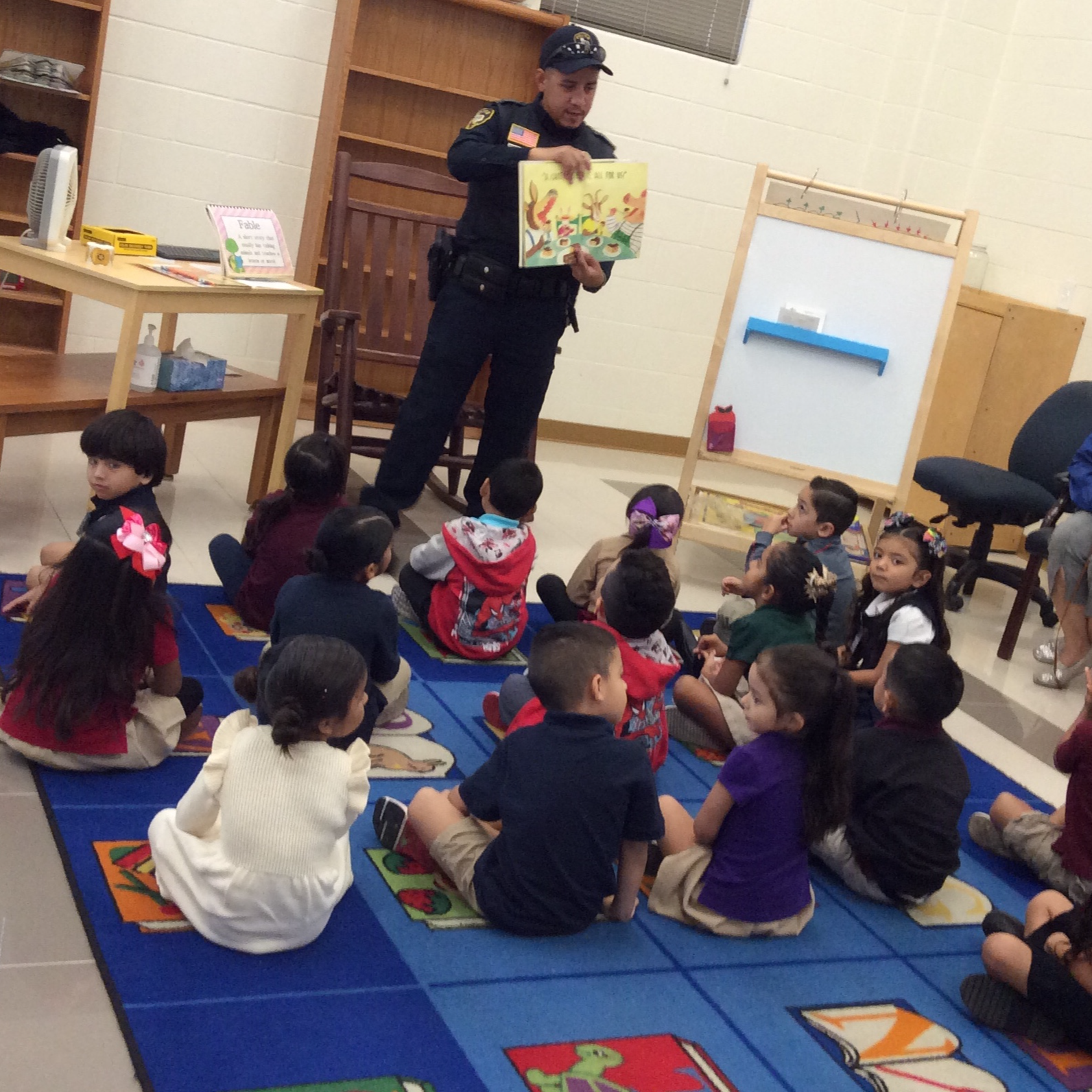 Officer Rivera reads to Mrs. Campos Pre K4 class