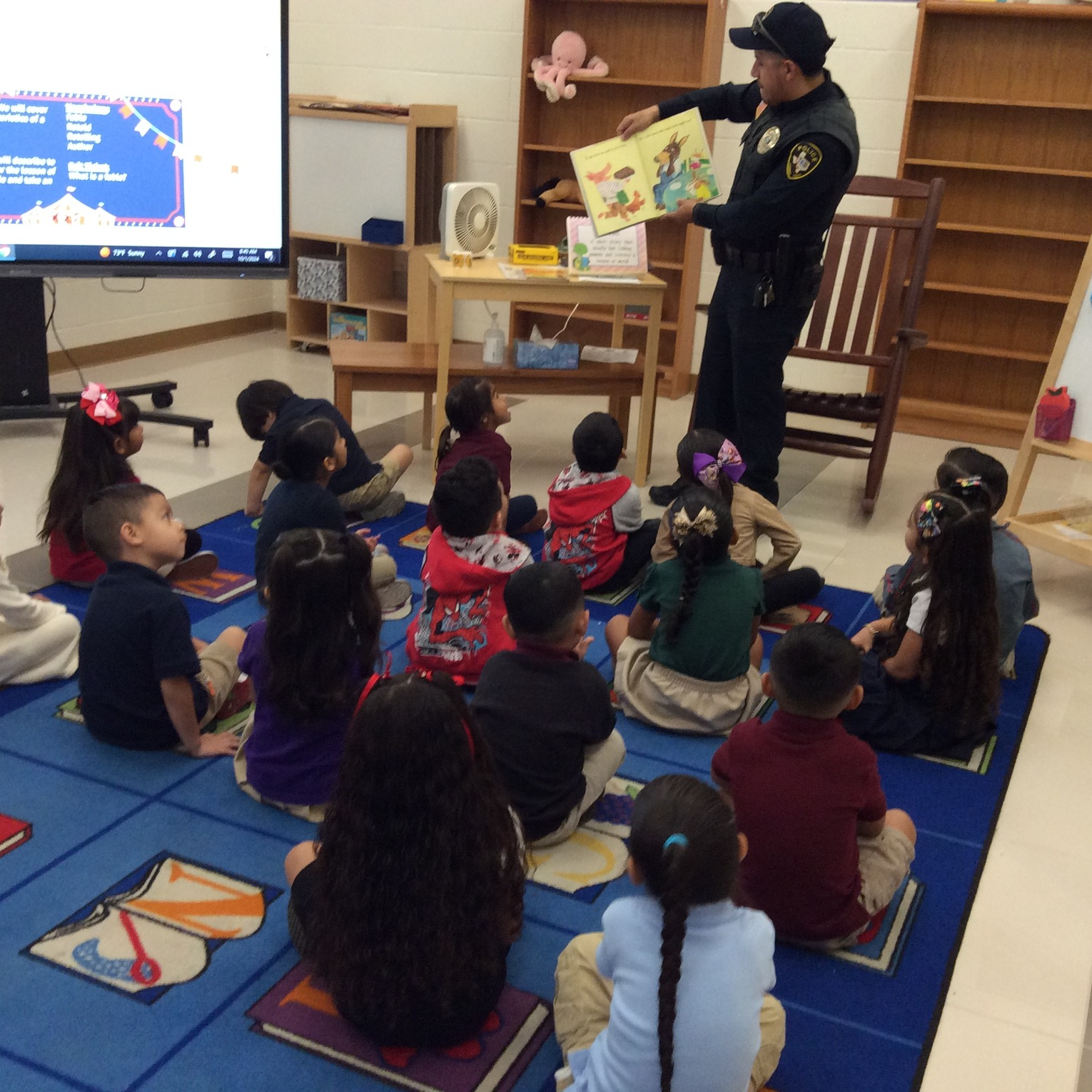 Officer Rivera reads to Mrs. Campos Pre K4 class