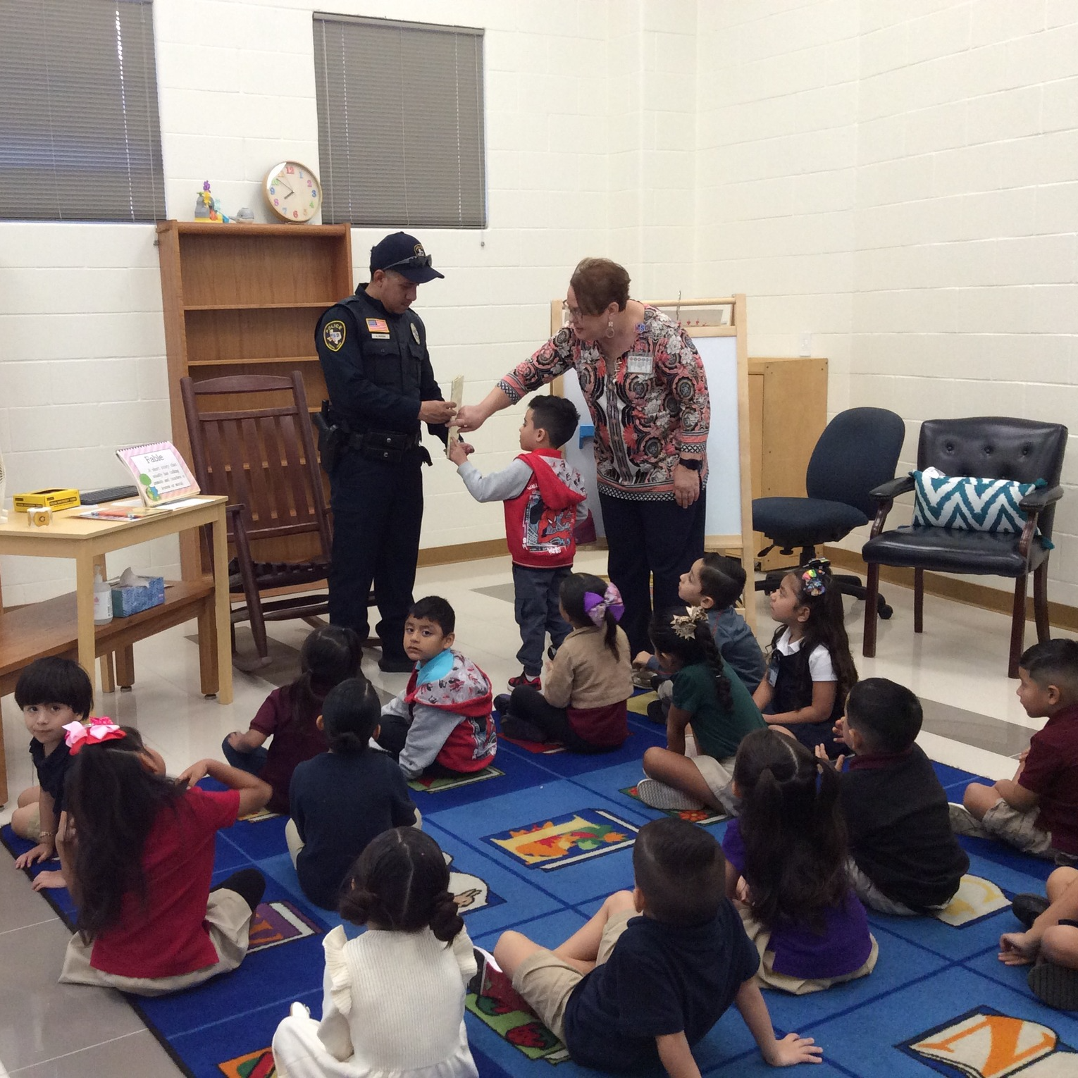 Officer Rivera reads to Mrs. Campos Pre K4 class