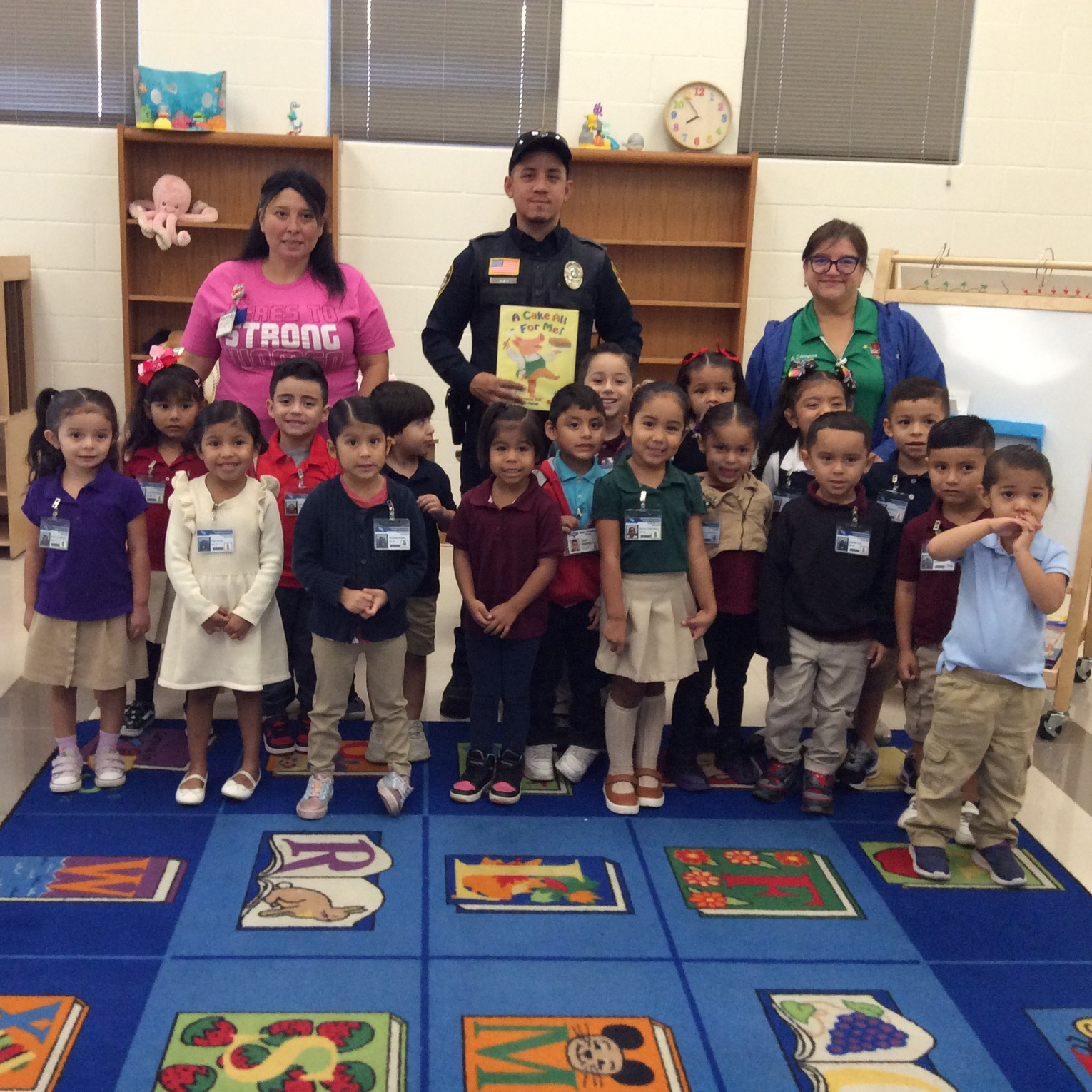 Officer Rivera reads to Mrs. Campos Pre K4 class