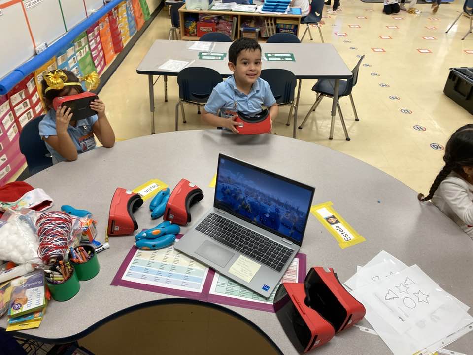 Virtual Reality Field Trip to the Santa's North Pole and 3D doodle fun