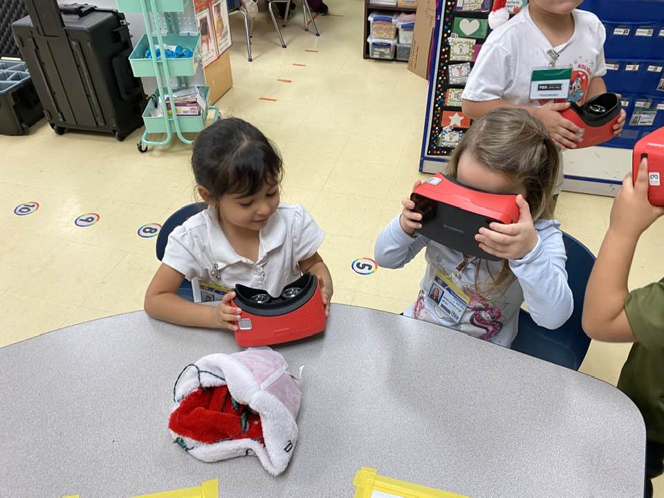 Virtual Reality Field Trip to the Santa's North Pole and 3D doodle fun