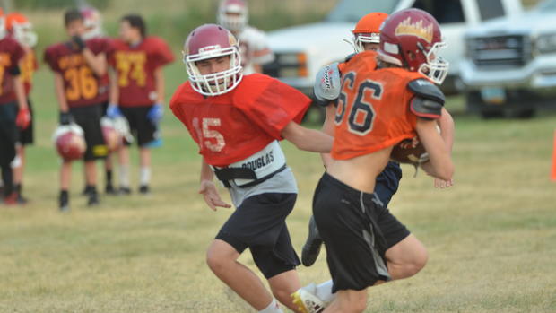 Senior Isaac Frey handing off to Senior Tate Nordy in the fall of 2018. A Wildfire handing off to a Tiger!!