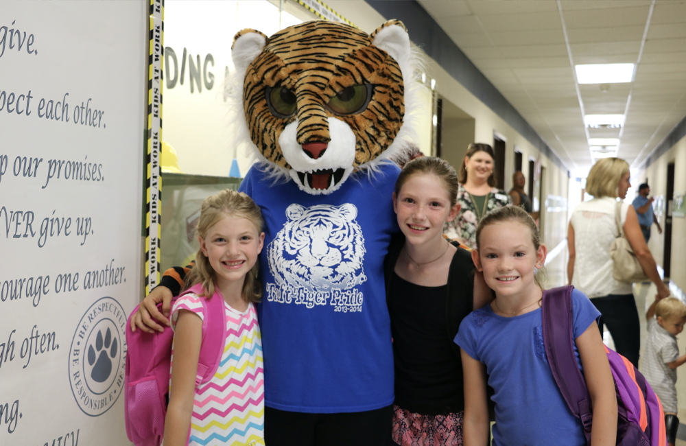 students with tiger mascot