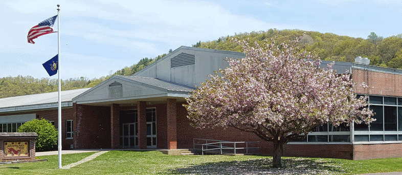 A picture of LR Appleman Elementary school in Benton during the spring season.