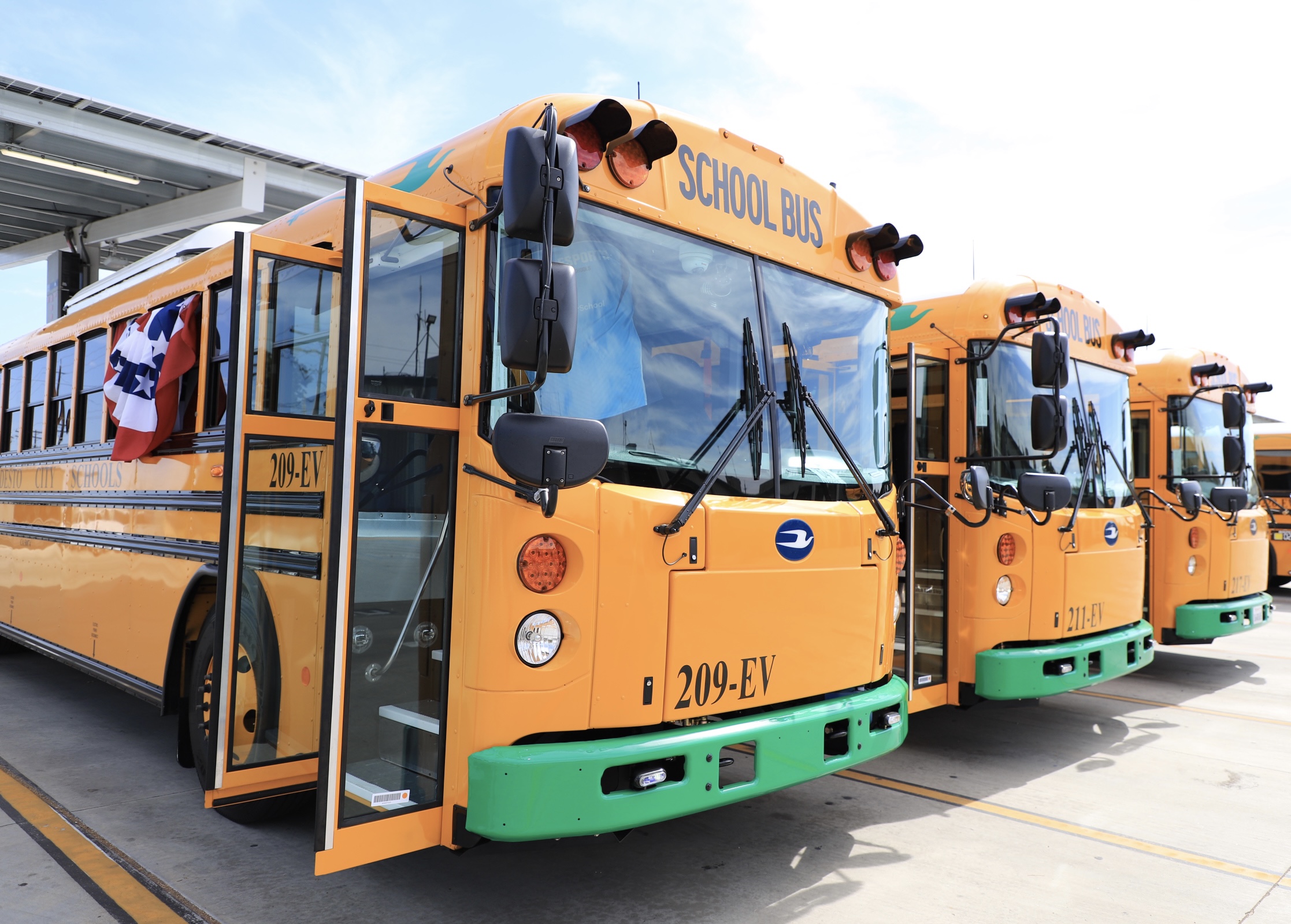 electric buses trio at mcs