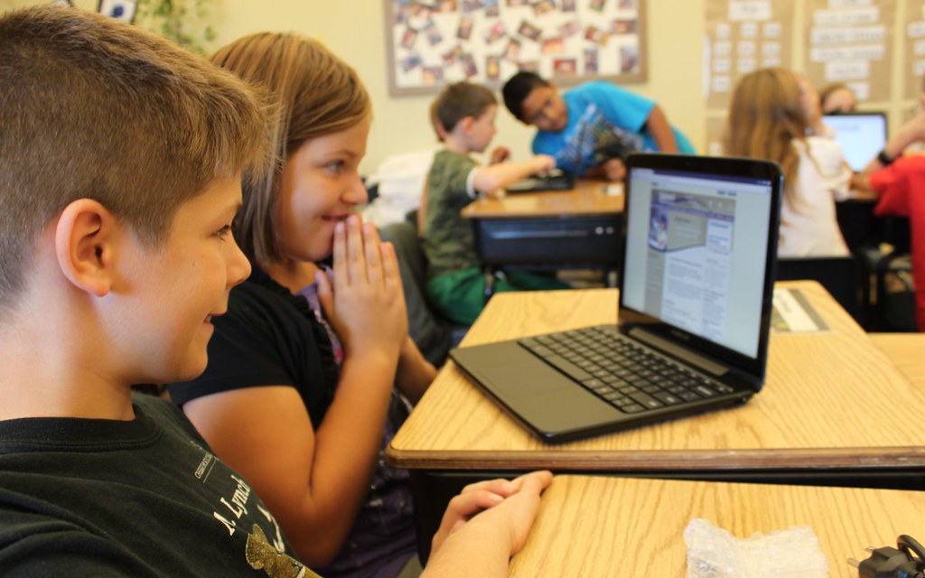 picture of students using Chromebook