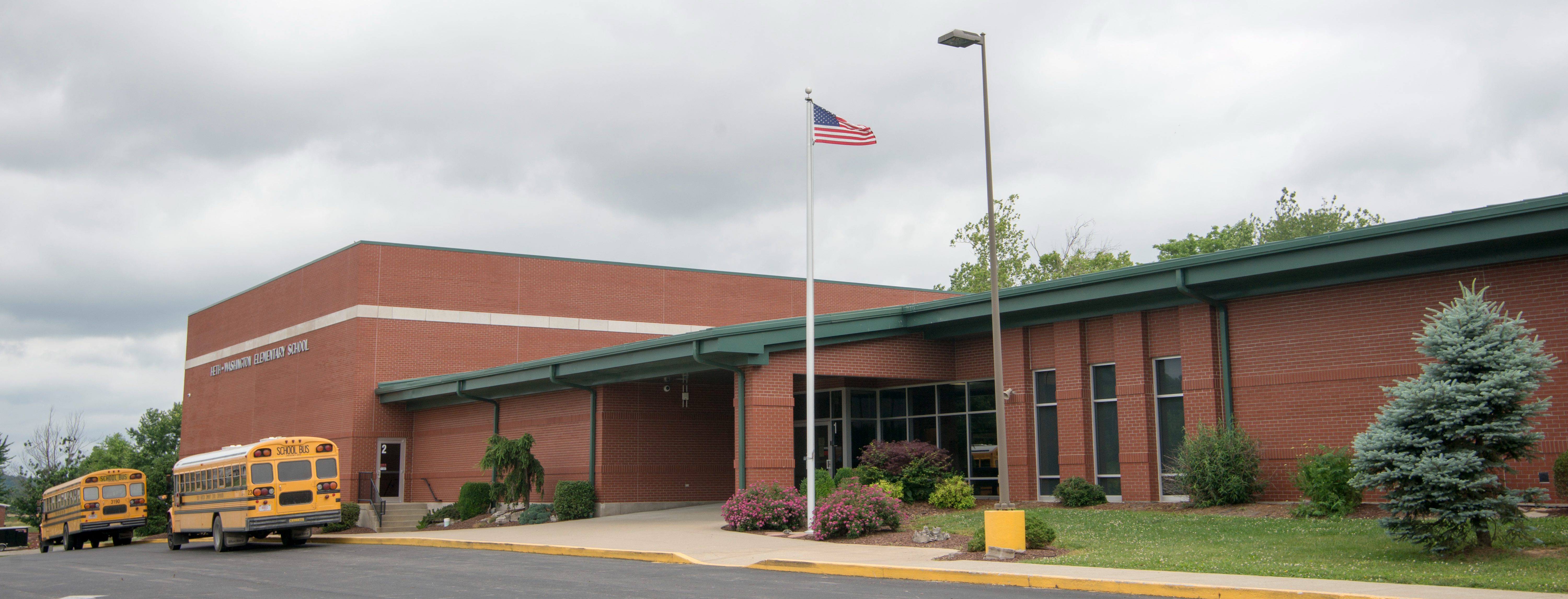 picture of the Heth-Washington Elementary School building