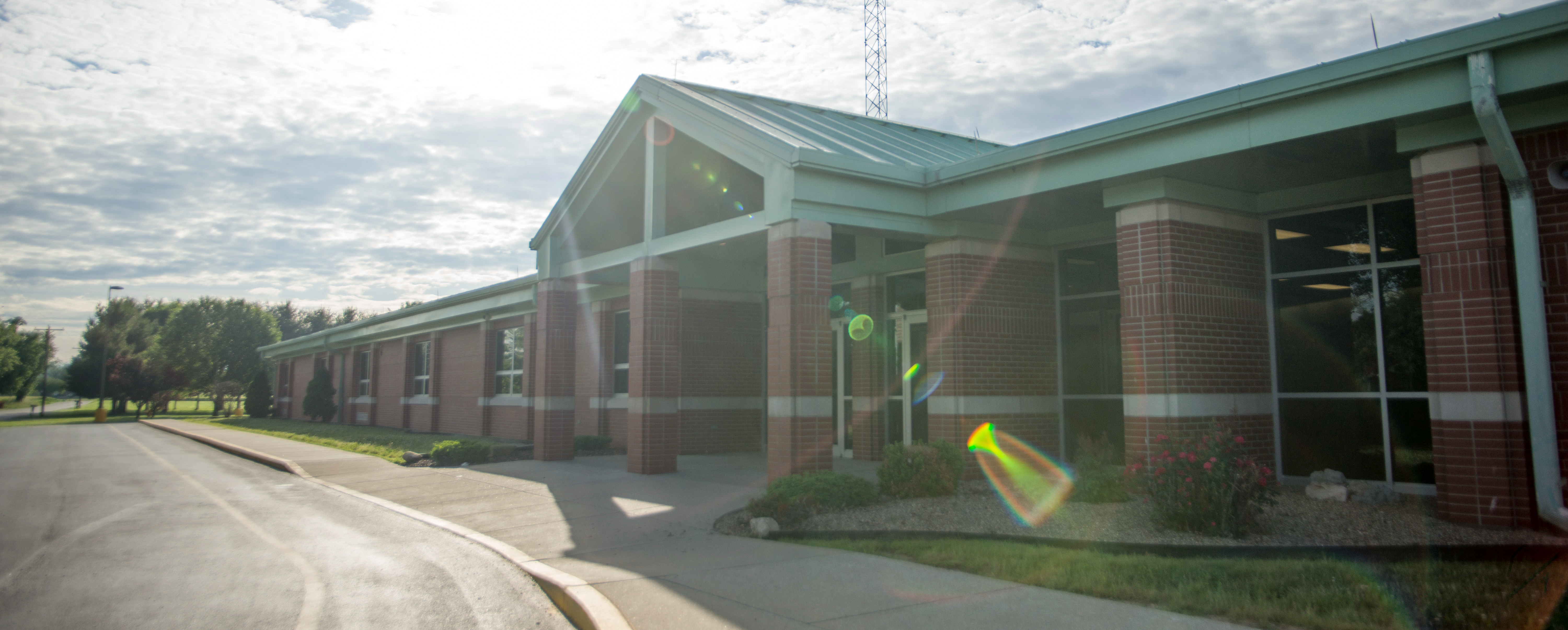 picture of the New Middletown Elementary School building