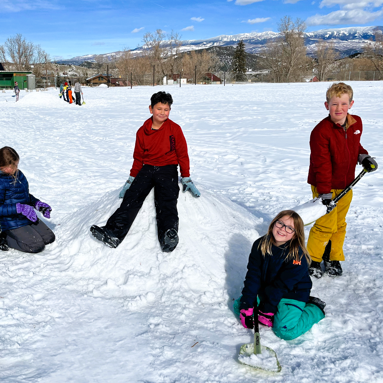 5th grade students building a snow shelter