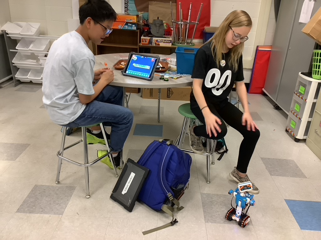 Stem class Student building robot