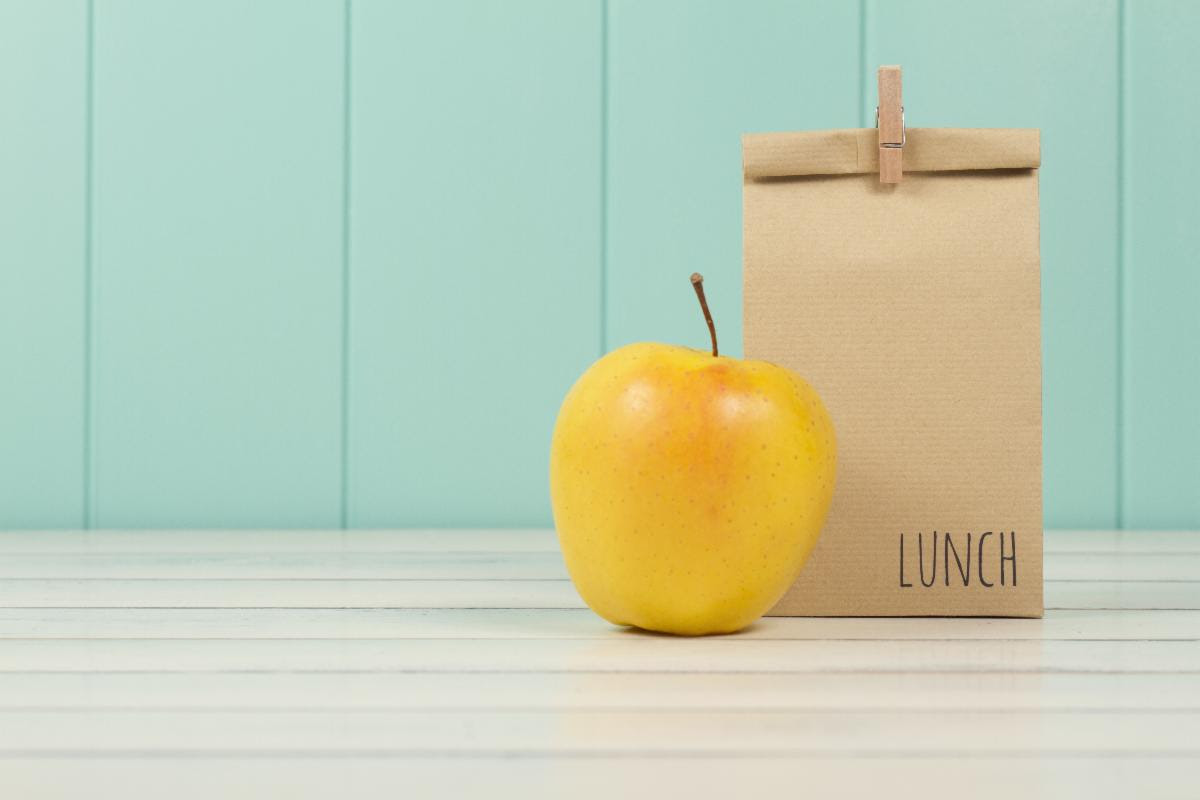 lunchbag with apple