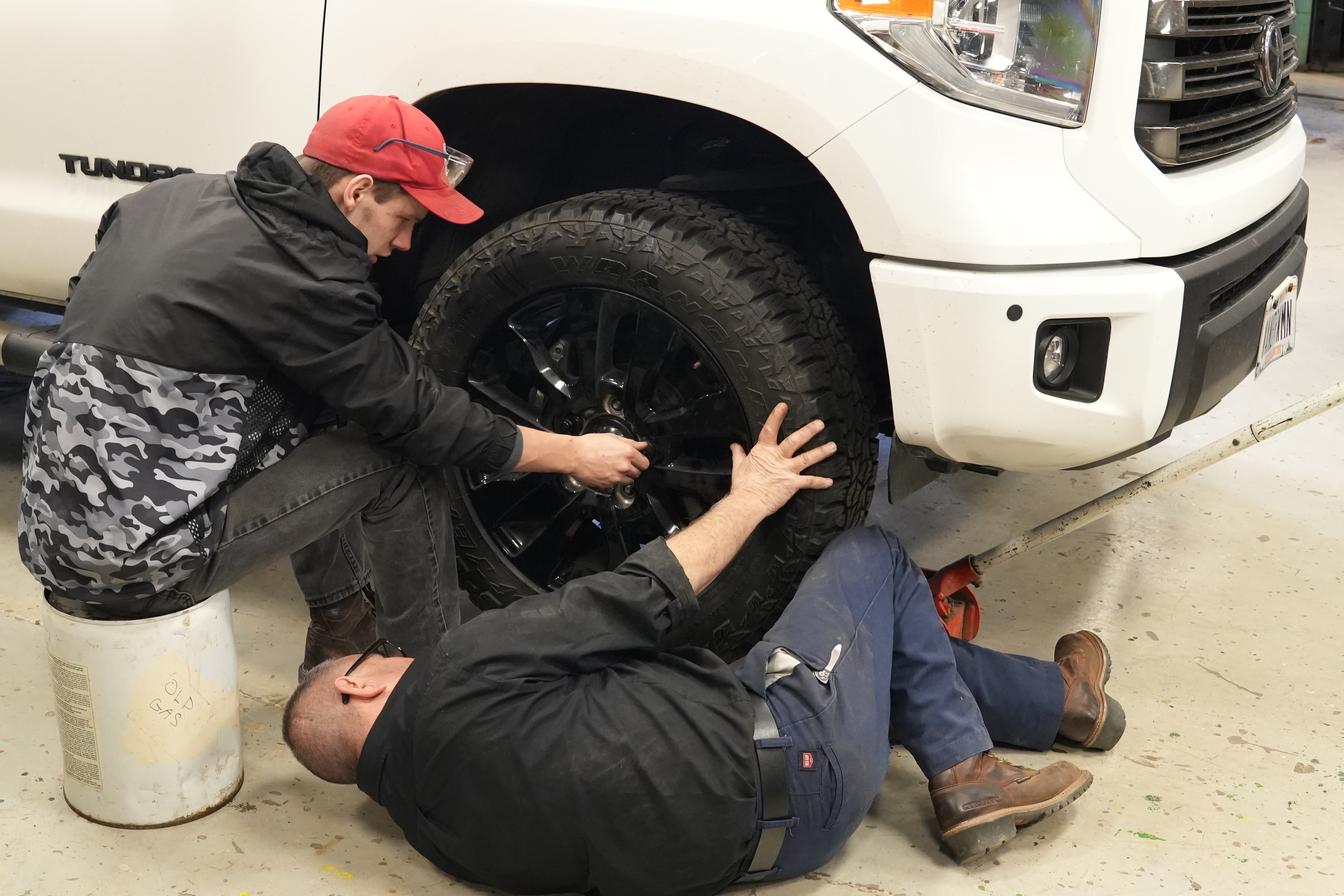 Outdoor Power students changing tires