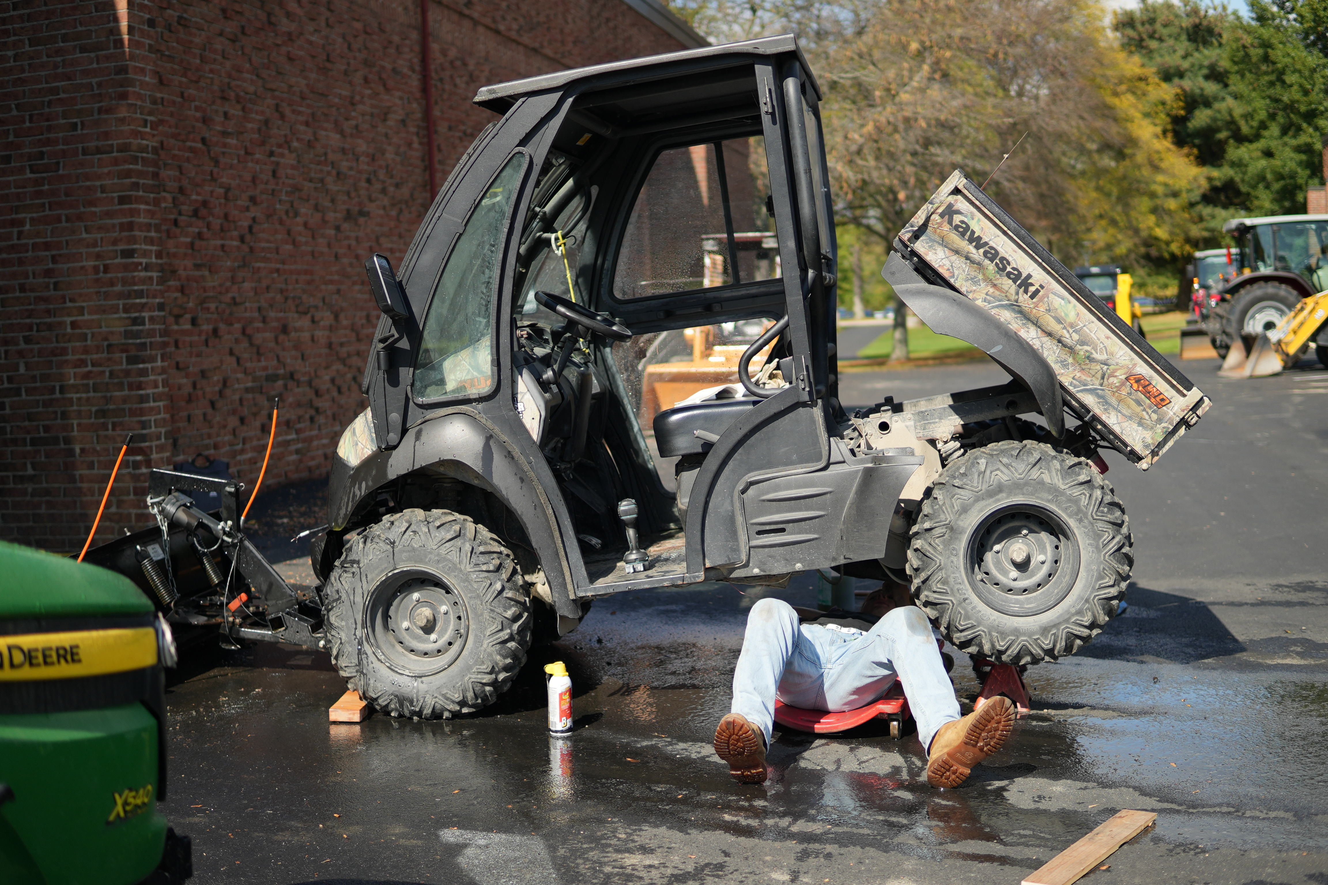 Outdoor Power student changing a tire