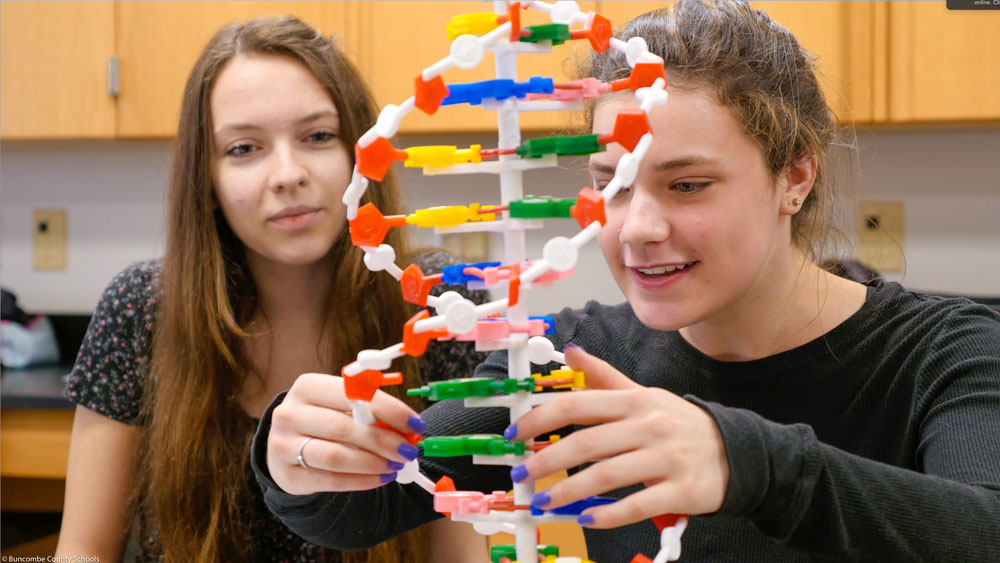 2 students building a DNA helix model