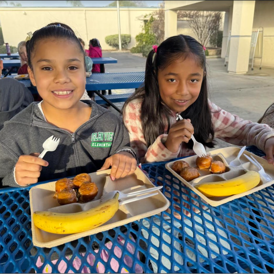 students eating apple bites breakfast