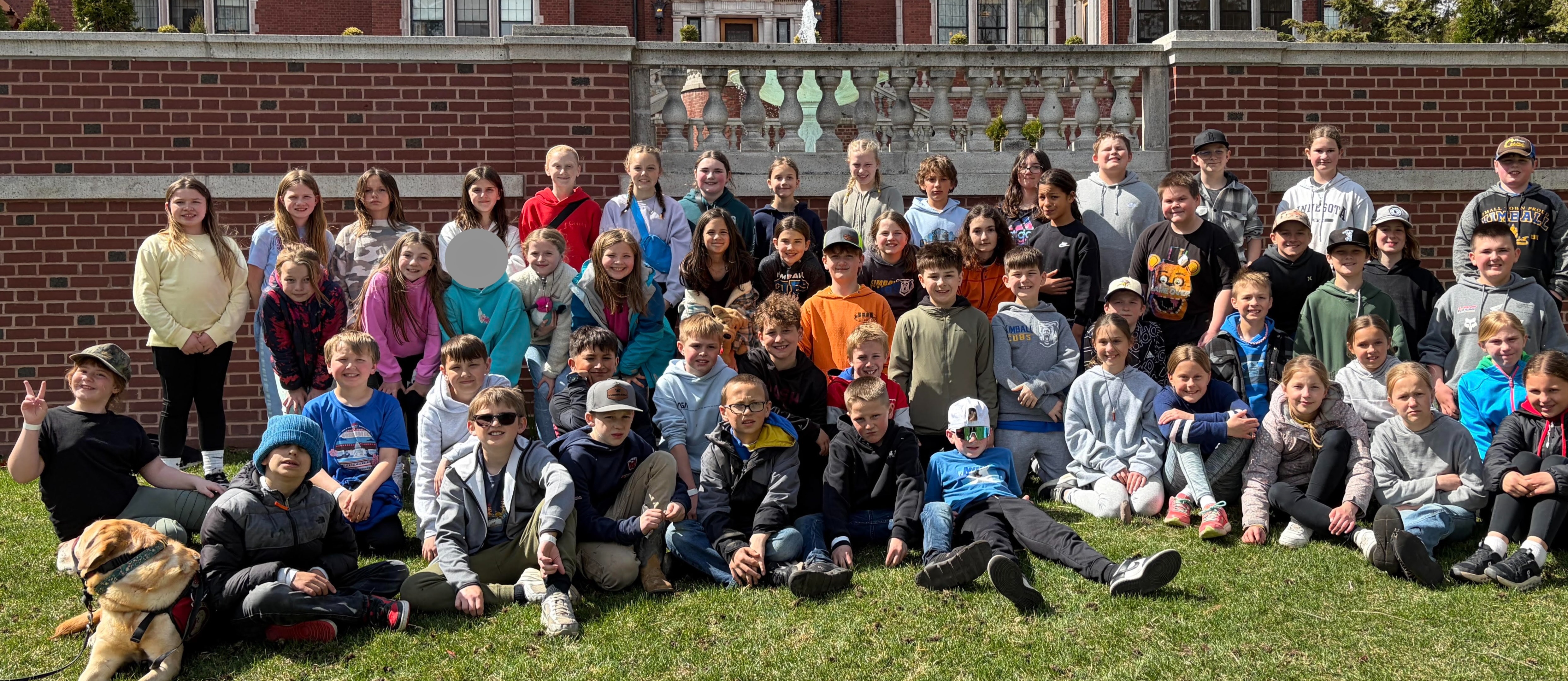 group photo in front of glensheen mansion