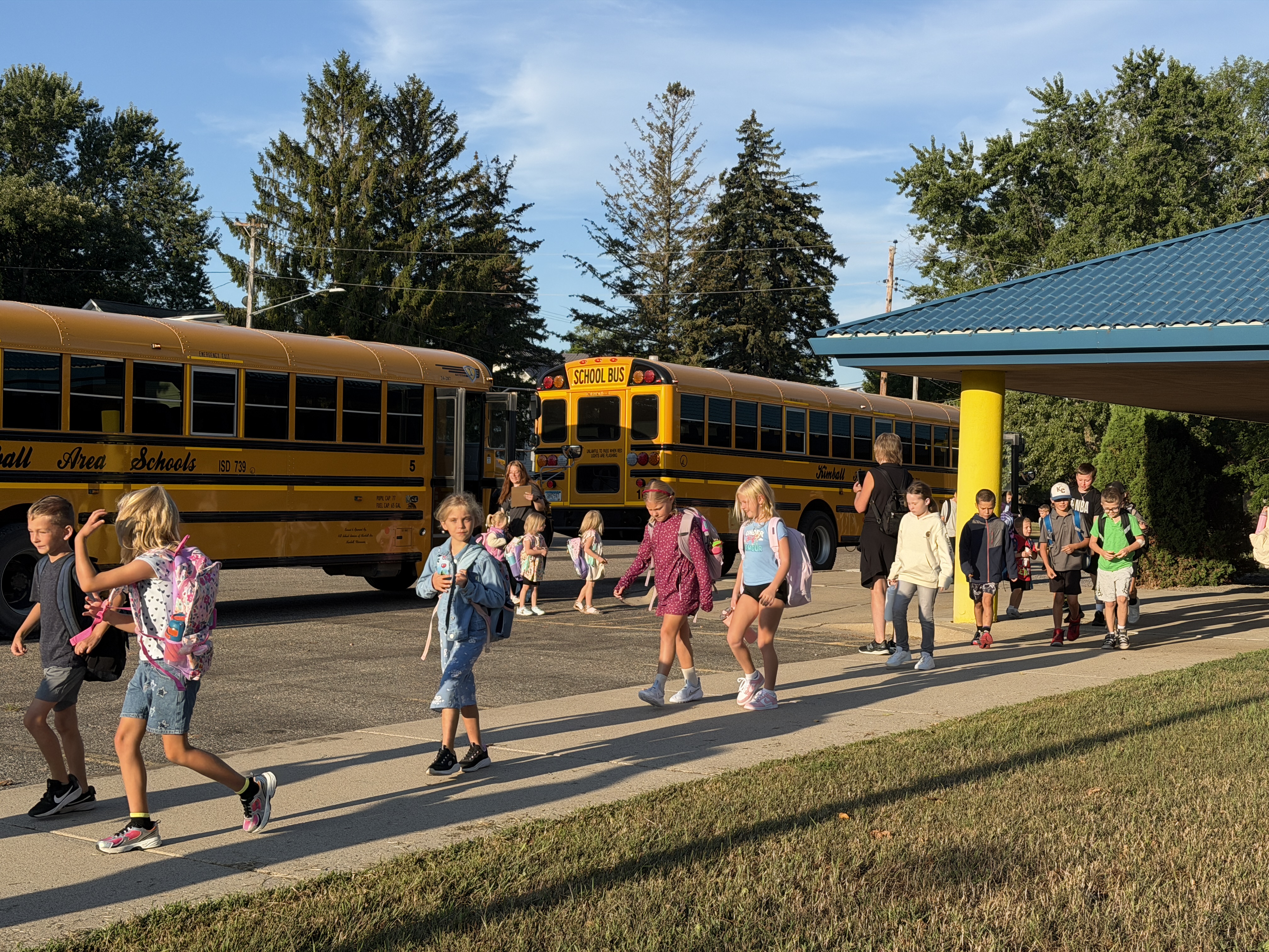 students getting off of buses