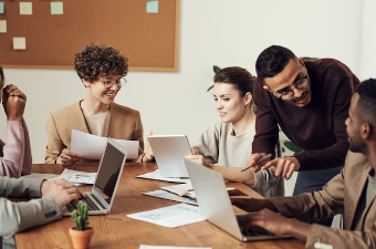 people-discussion-business-meeting-using-laptops-