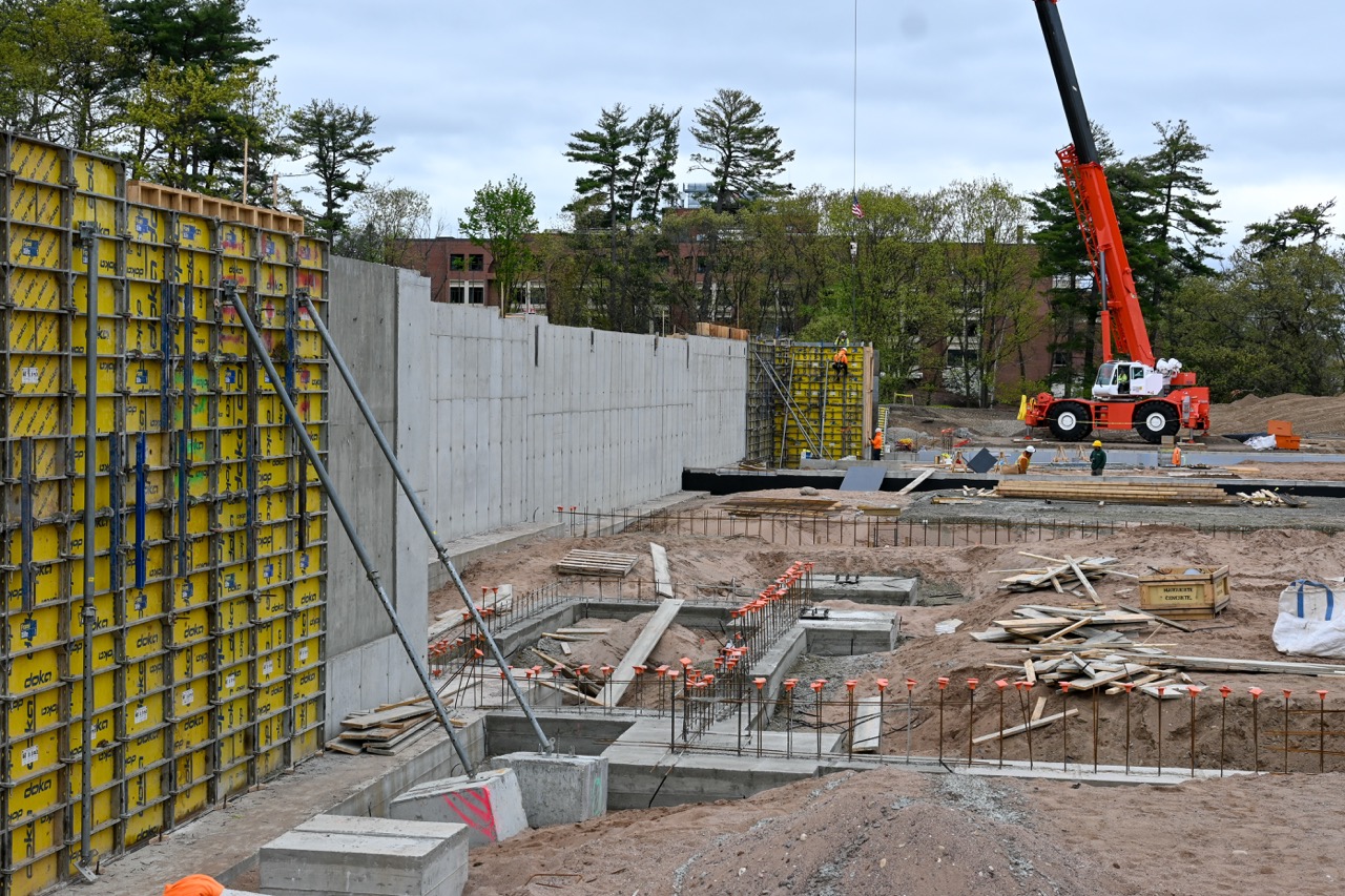 Retaining wall in construction