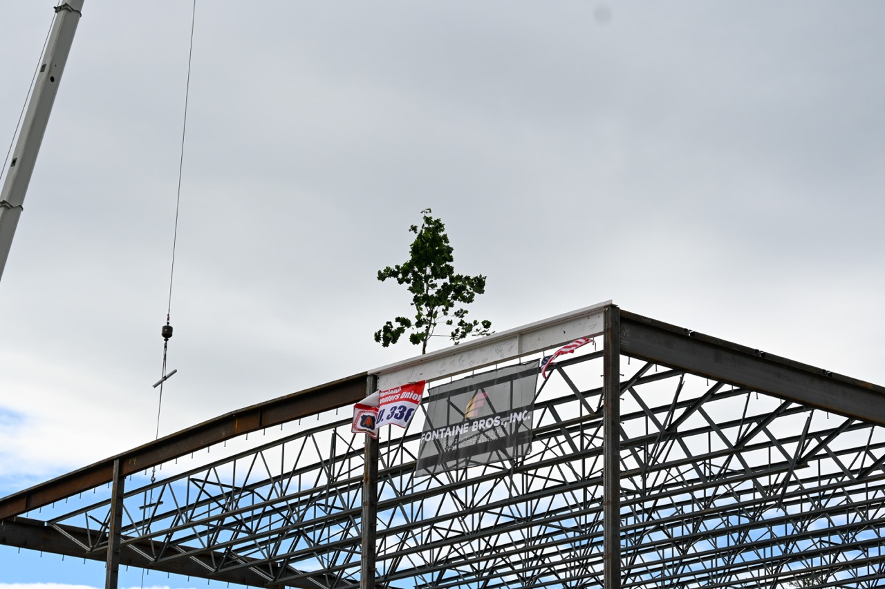 The placed beam with the ceremonial tree