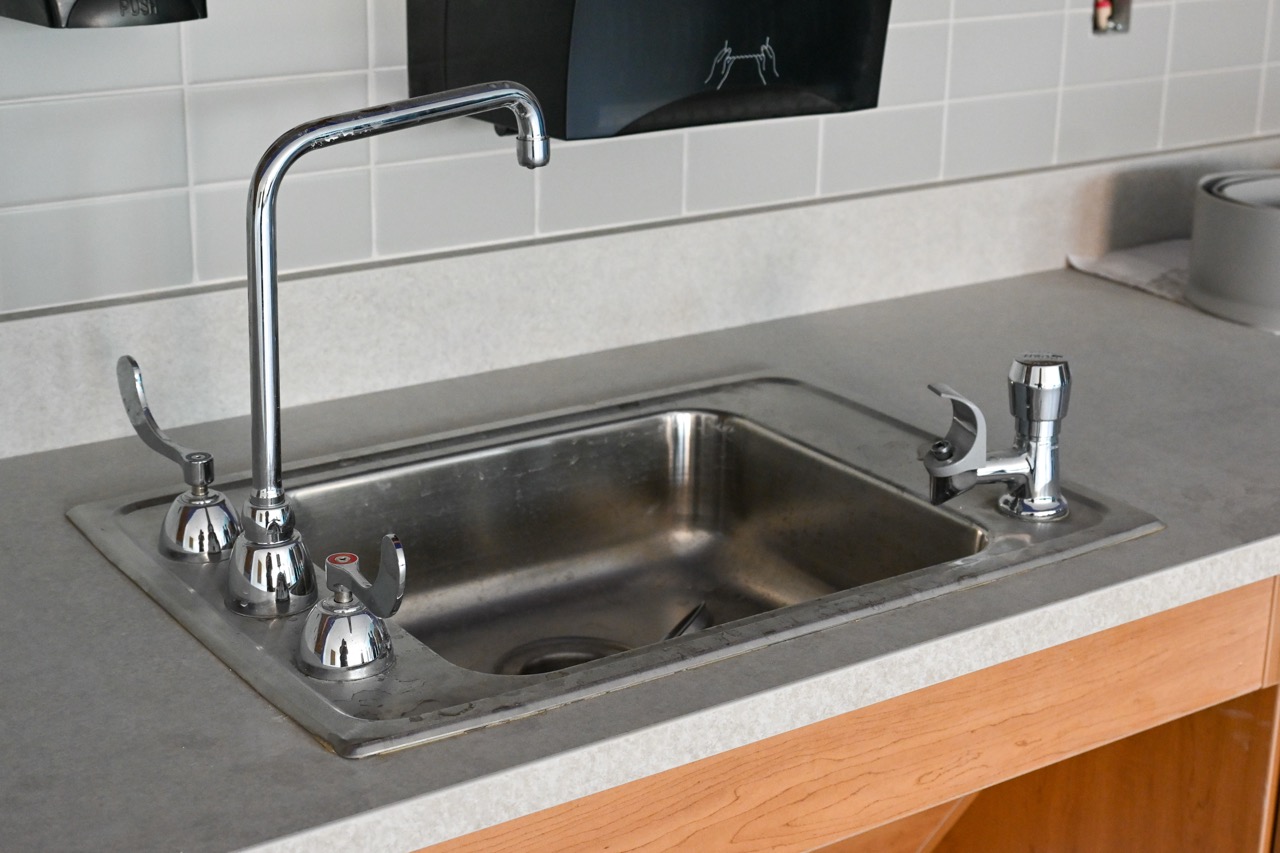 The sinks have a water fountain built in!