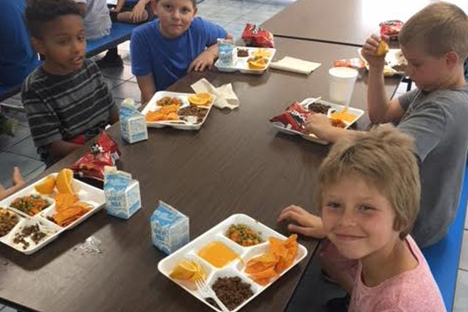 children eating at lunch table