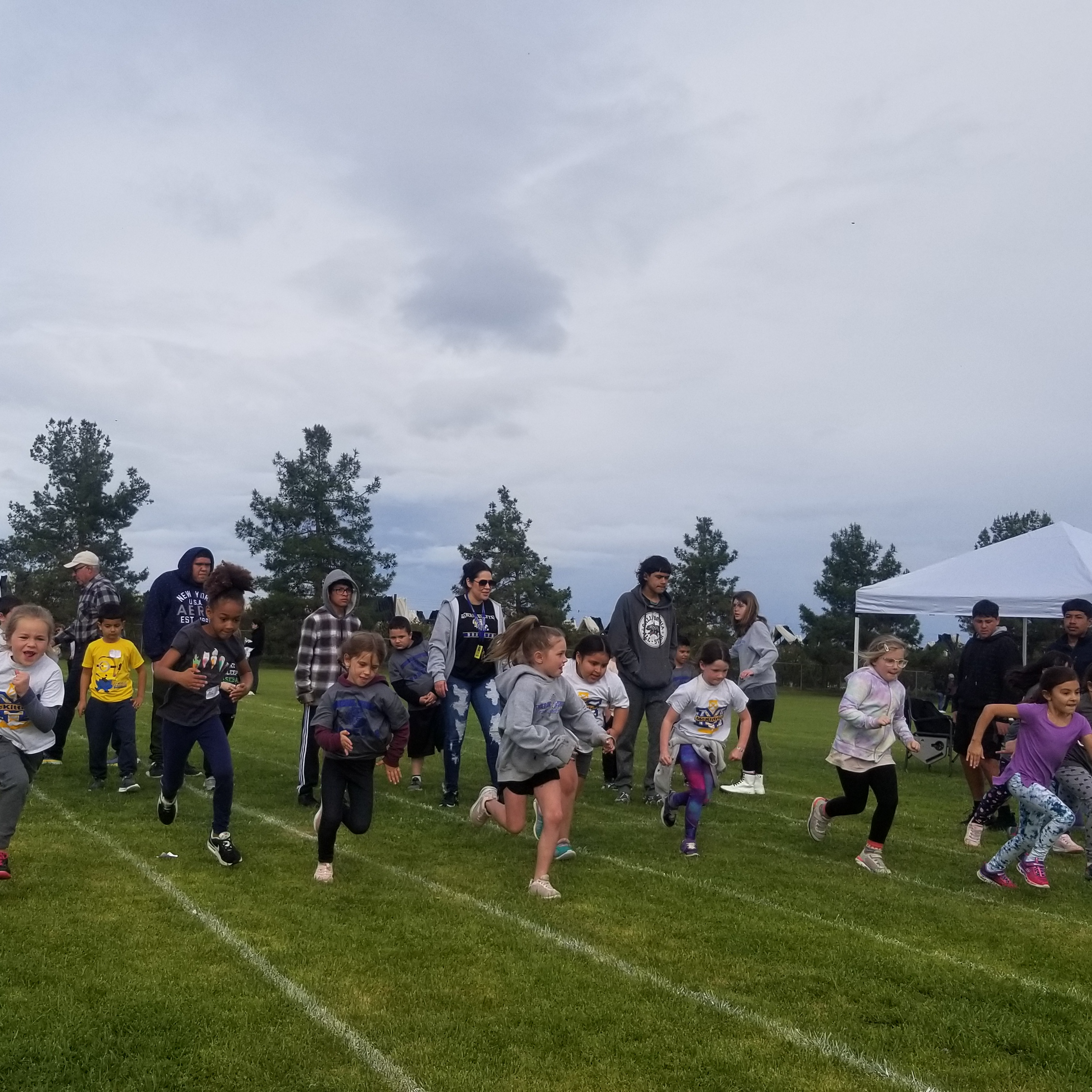 1st  grade students running a race
