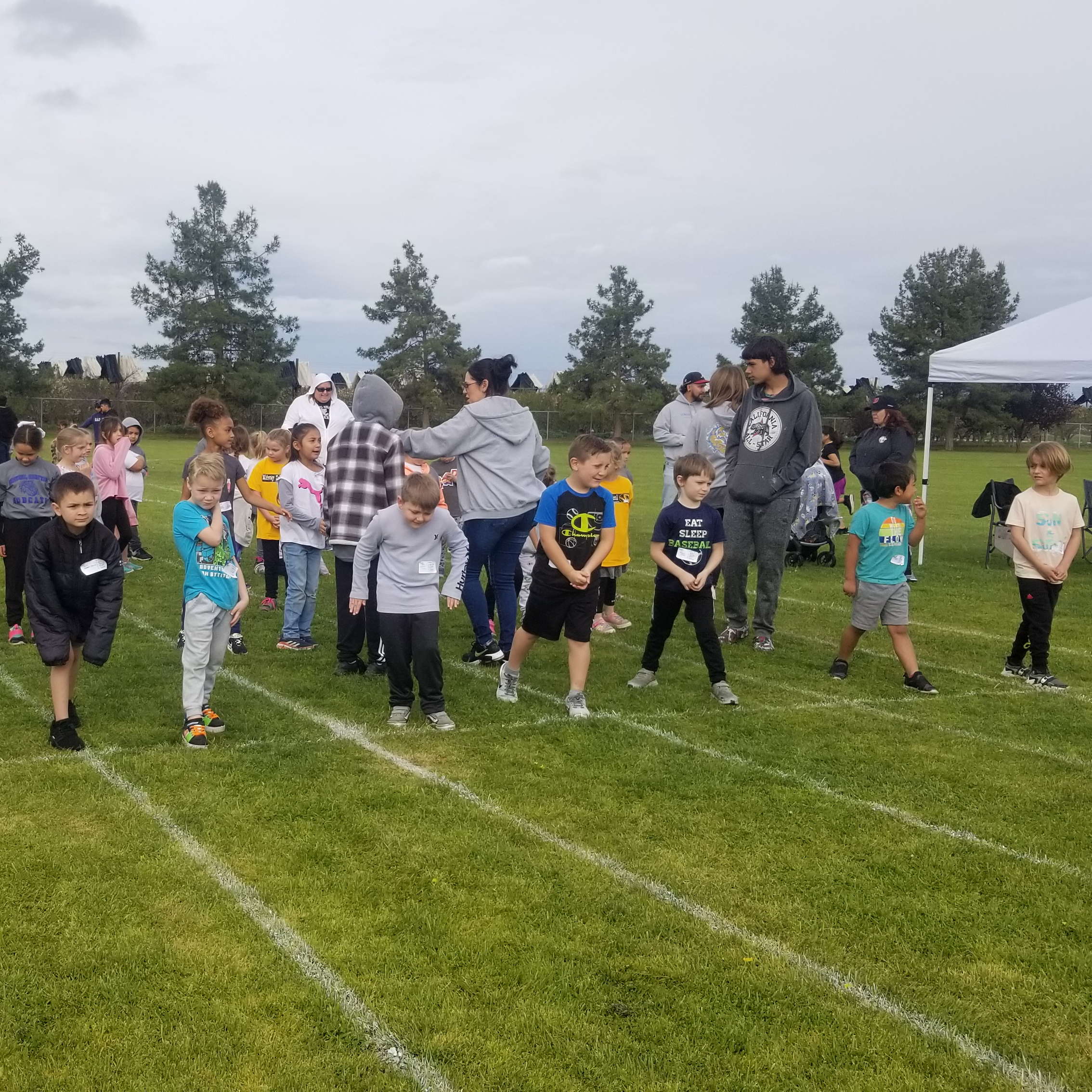 1st grade students running a race