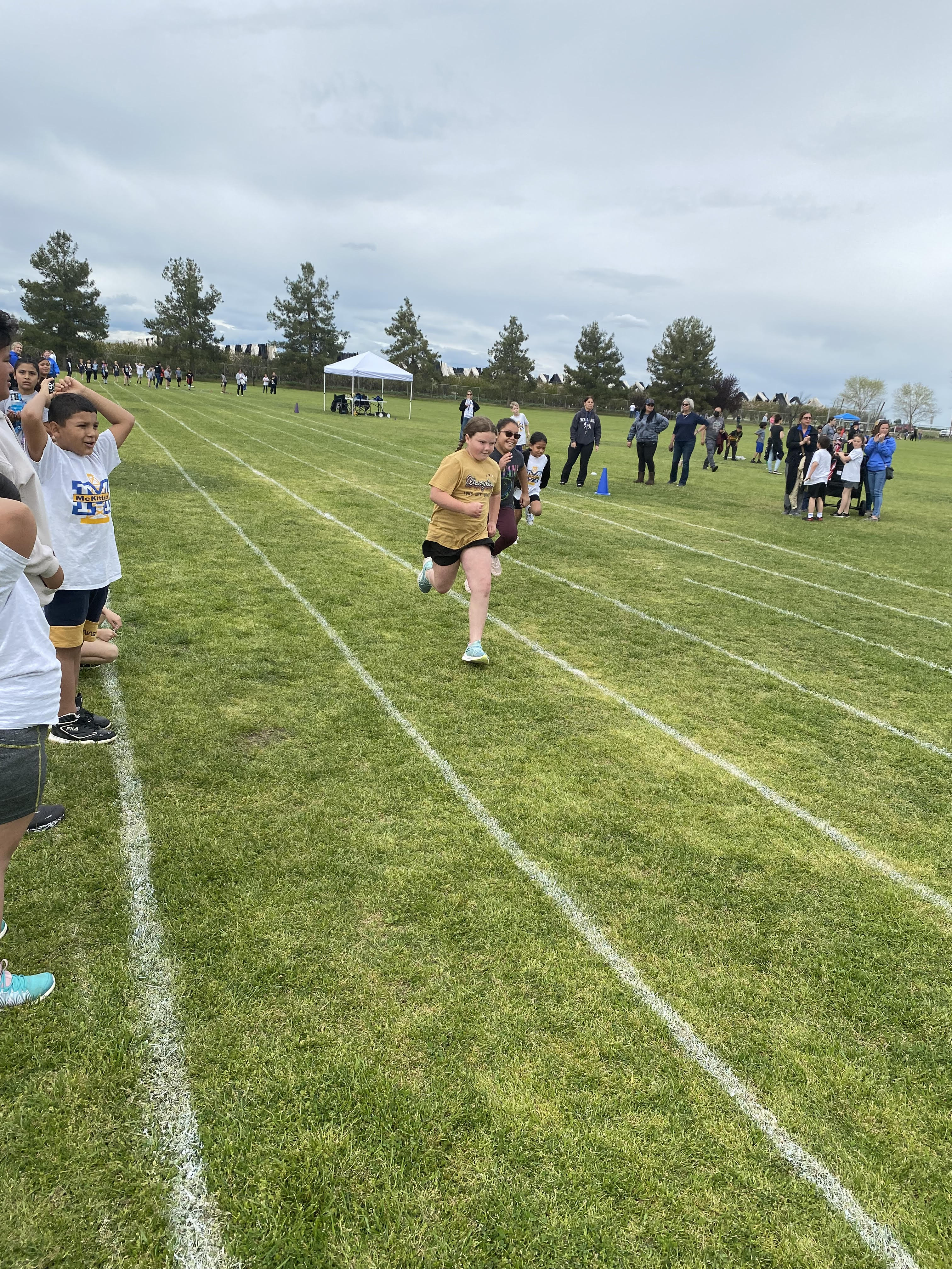 4th grade students running a race
