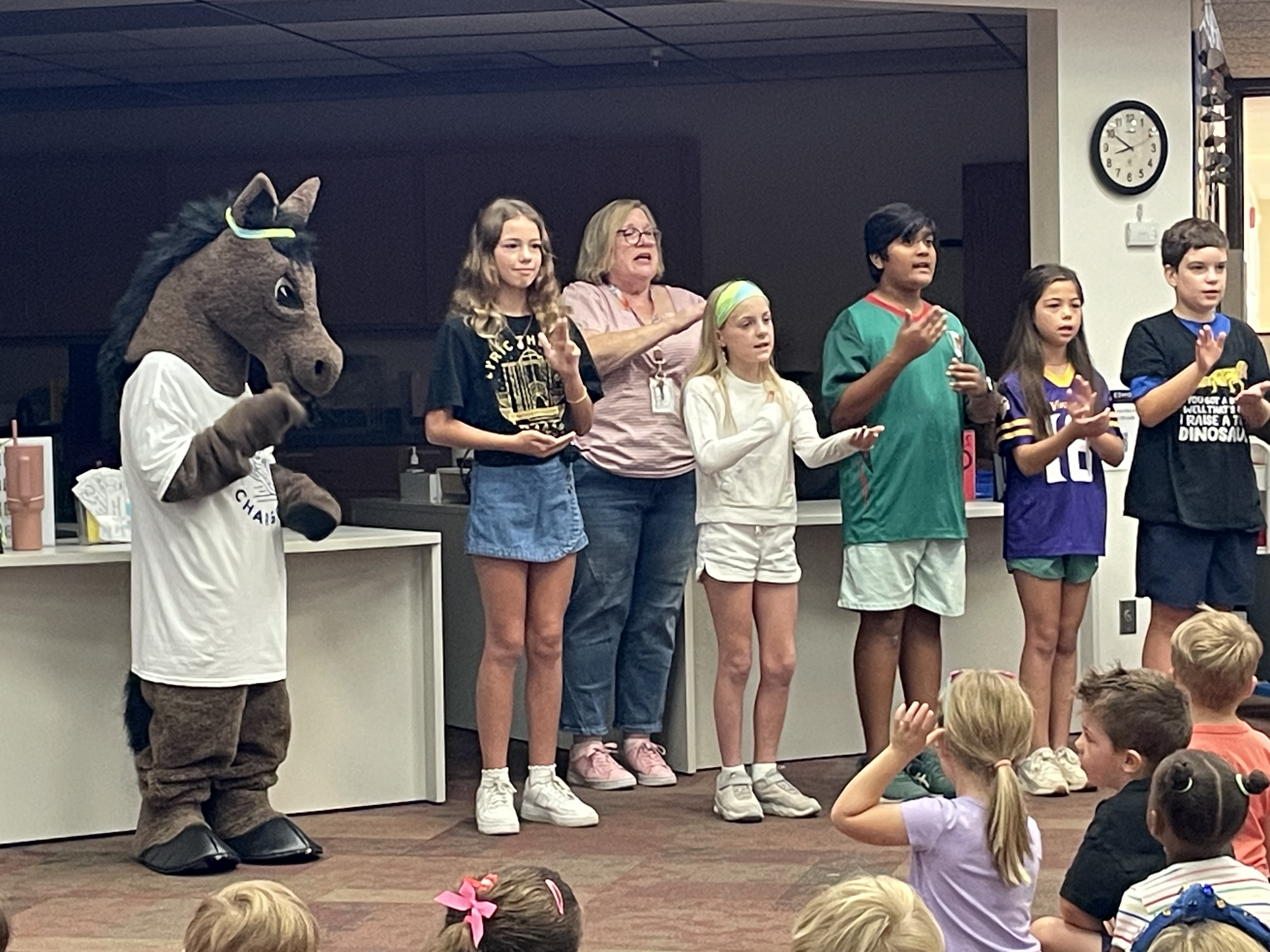 kids doing sign language to school song