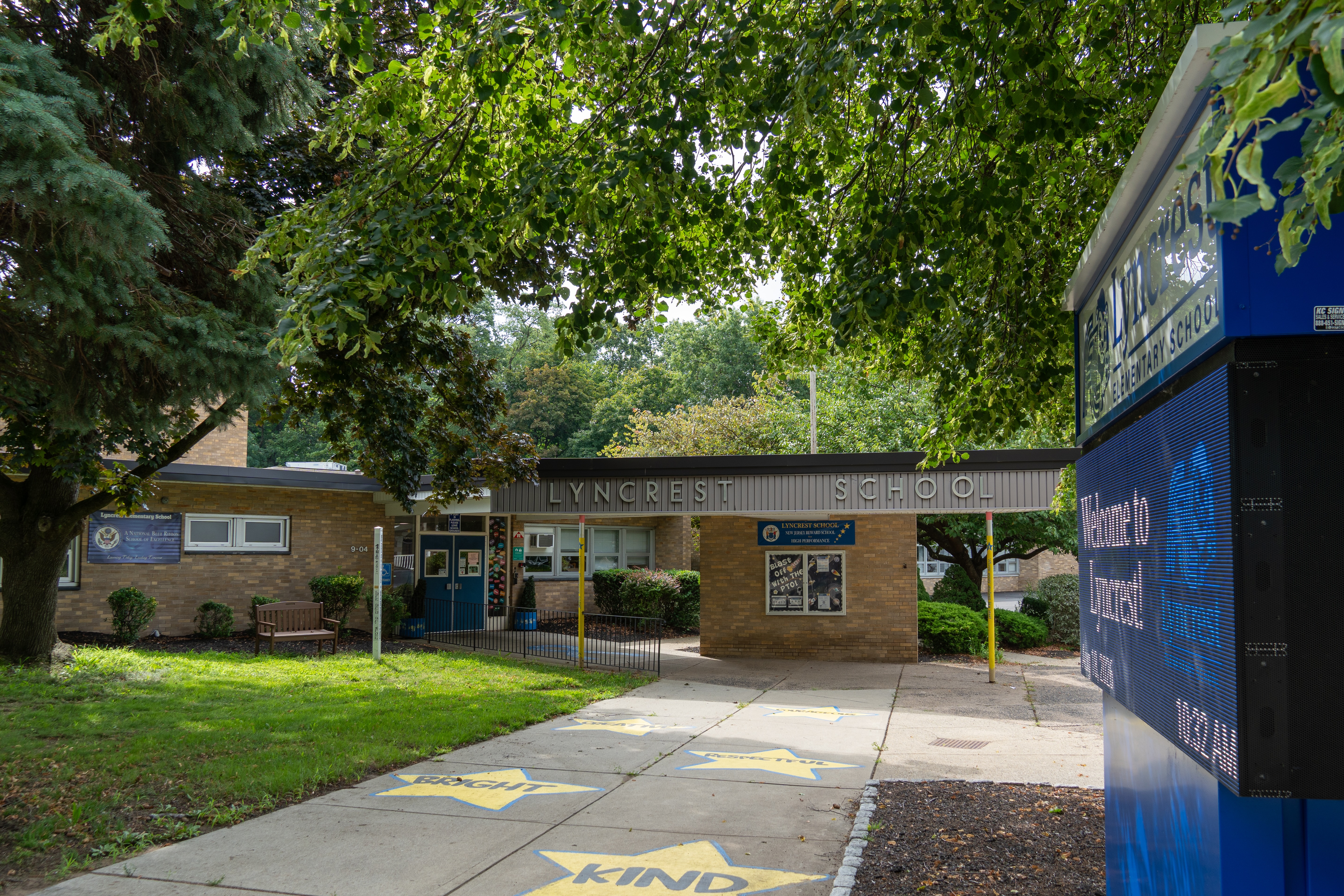 exterior of lyncrest school