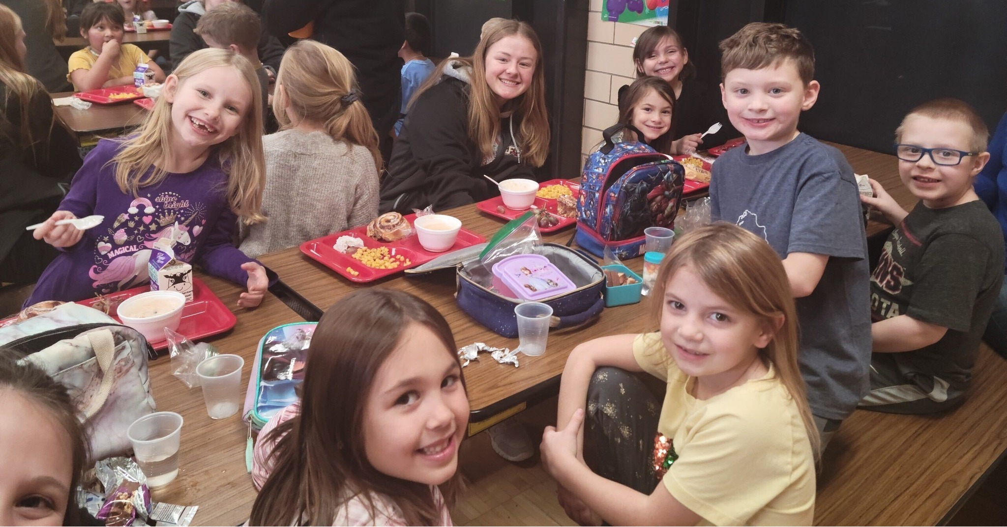 GFW basketball player having lunch with elementary students