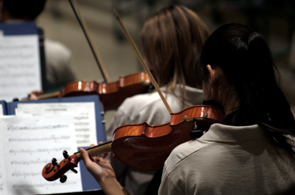 students playing the violin