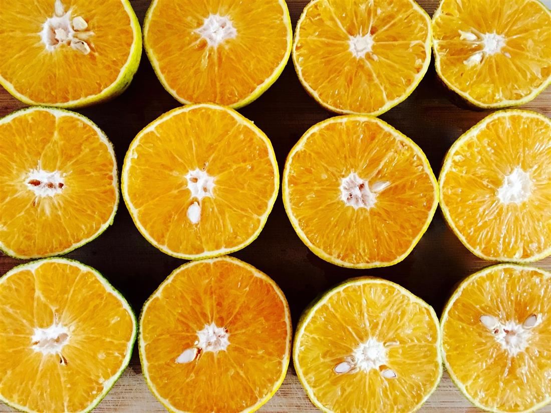 Several rows of oranges
