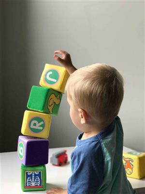 Preeschool kid playing with blocks