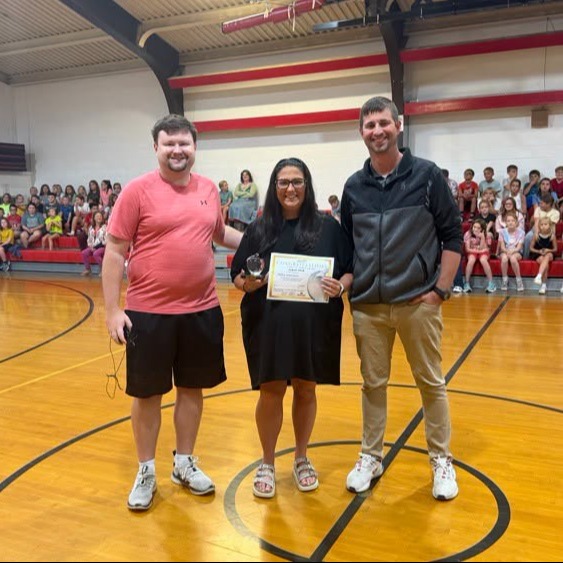 🍎 CRYSTAL APPLE AWARD WINNER! 🍎  Congratulations to Mrs. Hammer, who was named a KMAJ 107.7 Crystal Apple Award winner!