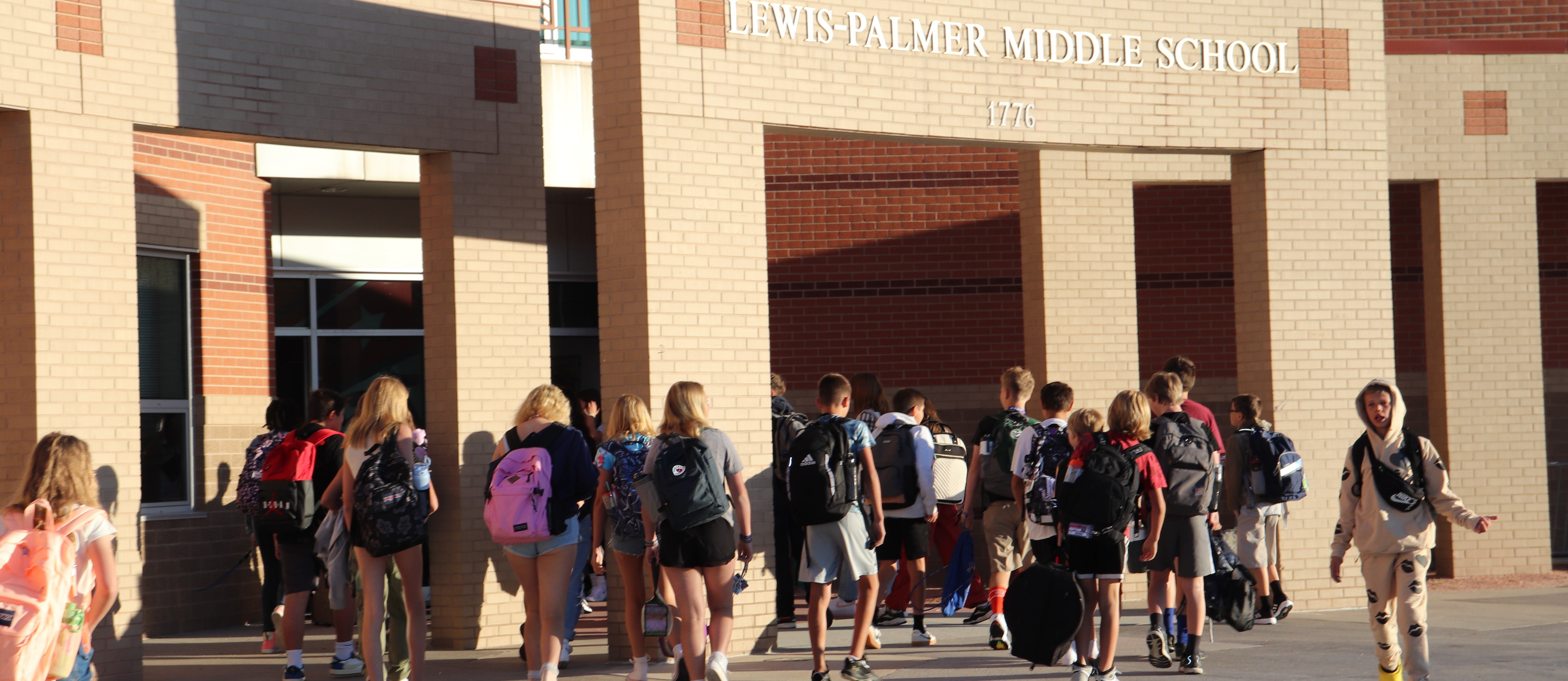 students walk into LPMS