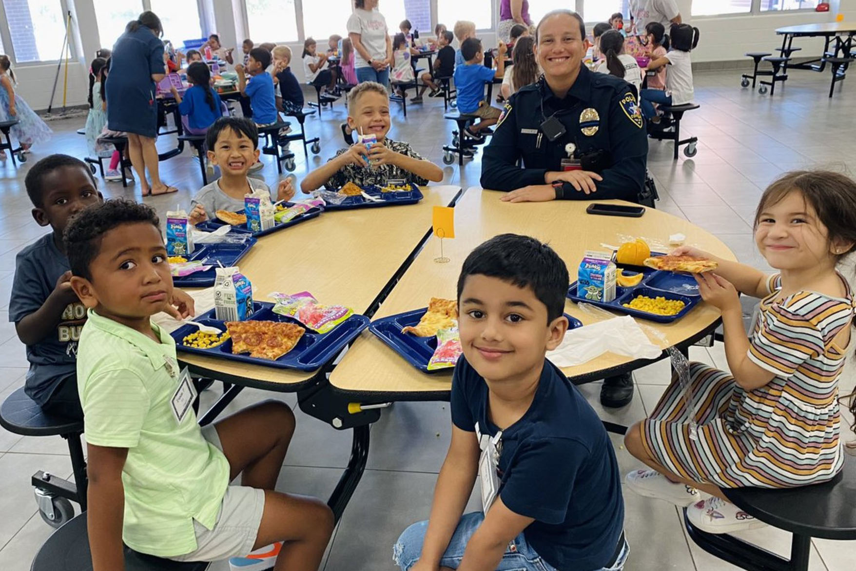 Wilson Elementary students have lunch with SRO