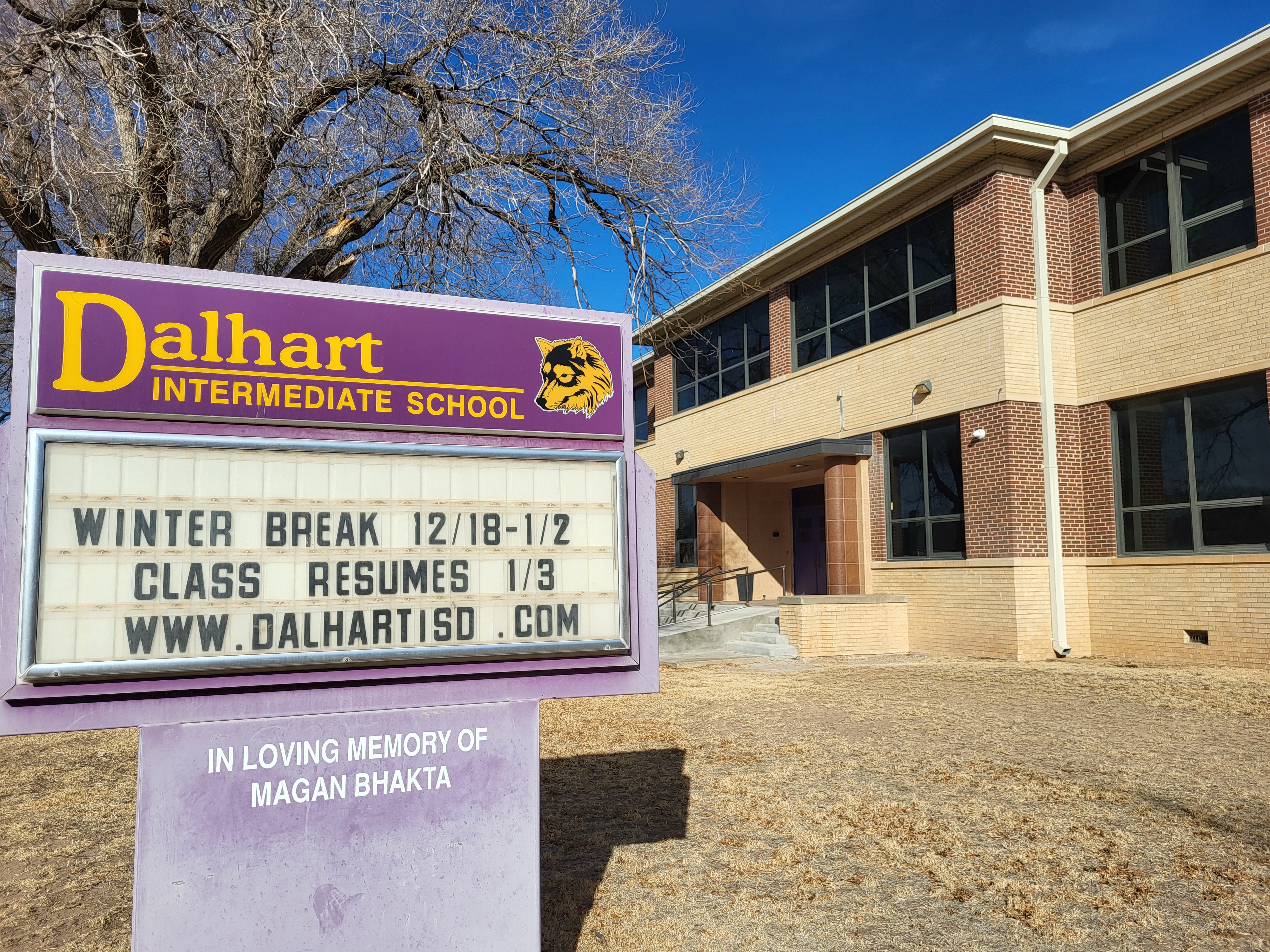 Photo of the message marquee and the front of the building at Dalhart Intermediate School.