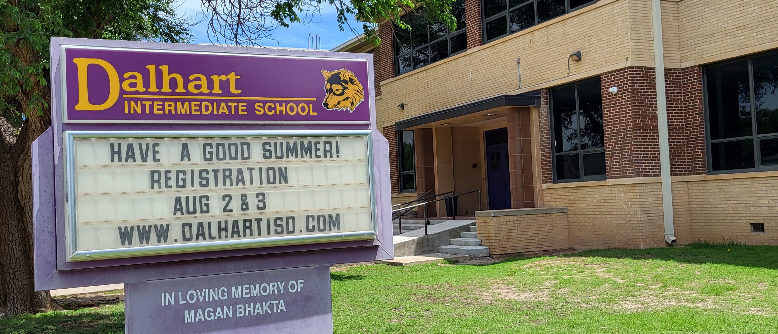 Photo of the frong of the building at Dalhart Intermediate School including the marquee that says Have a good summer! Registration August 2 & 3