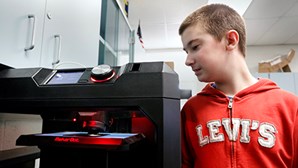 kids using a 3d printer