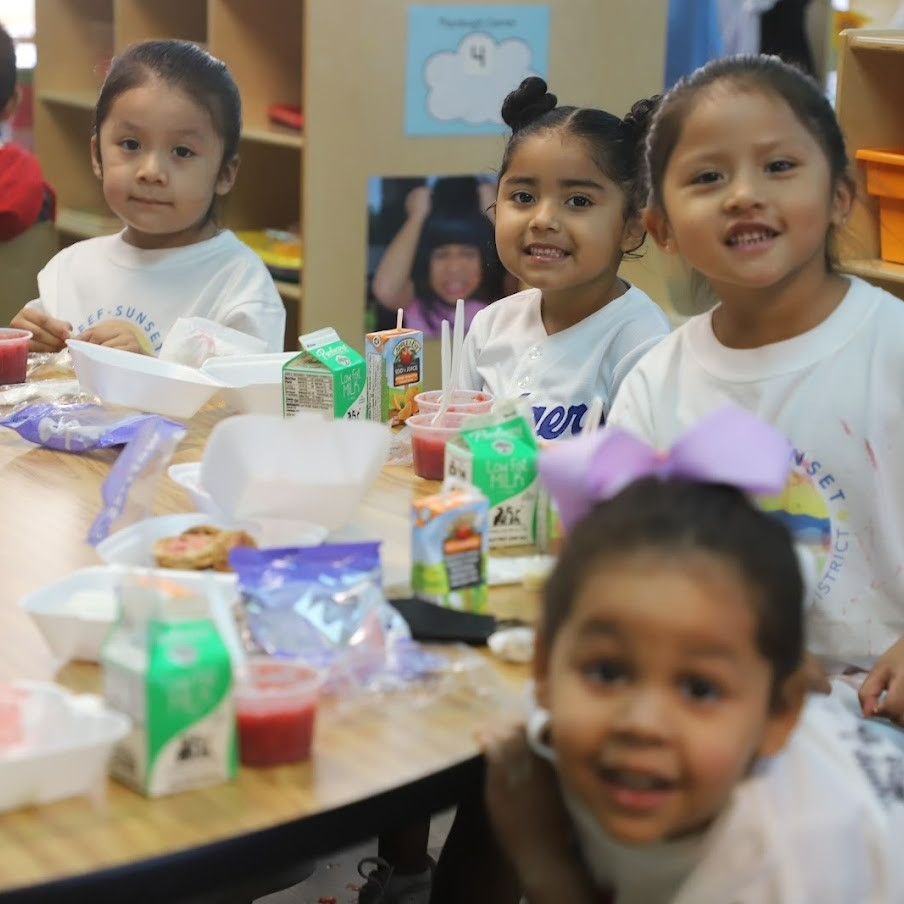 kids eating lunch at preschool