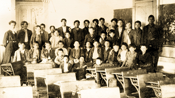 An old class photo from the early 1900s