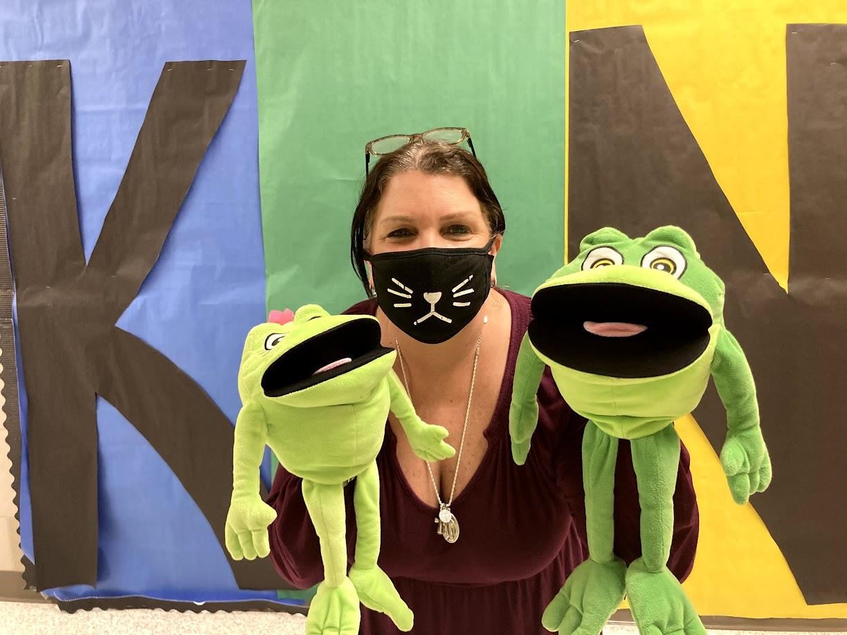 The  counselor with 2 frog puppets