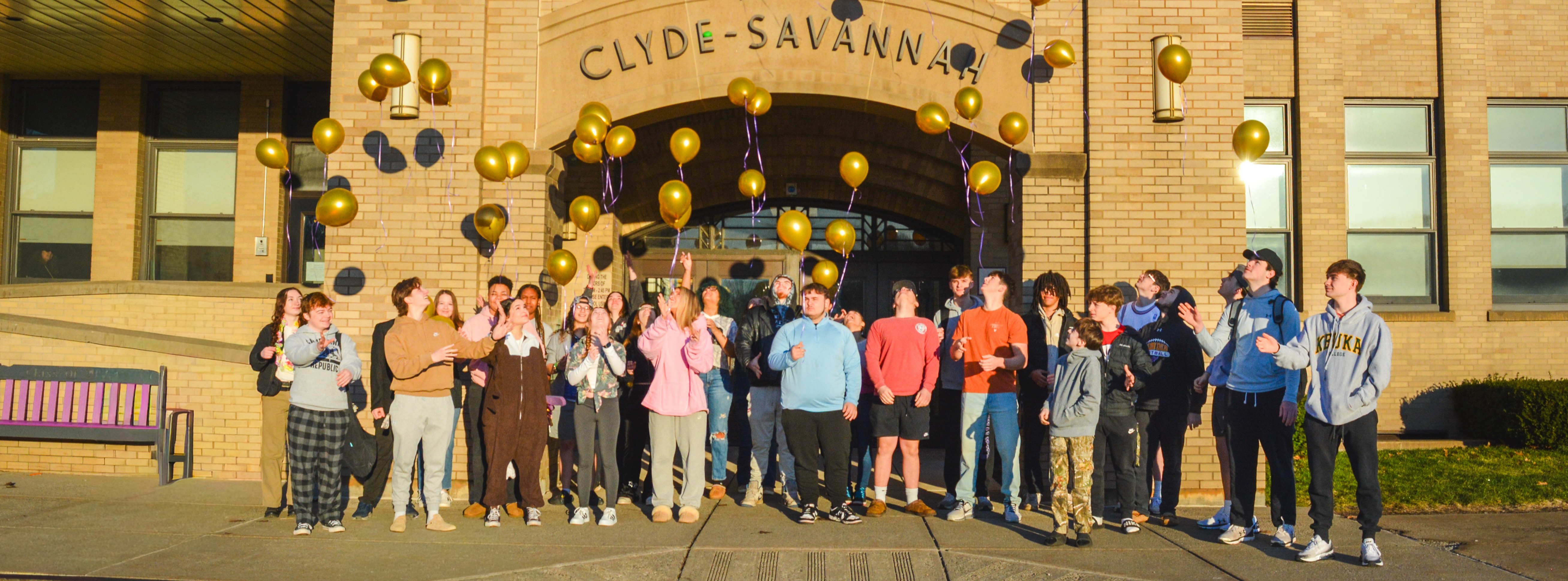 clyde-savannah seniors release balloons