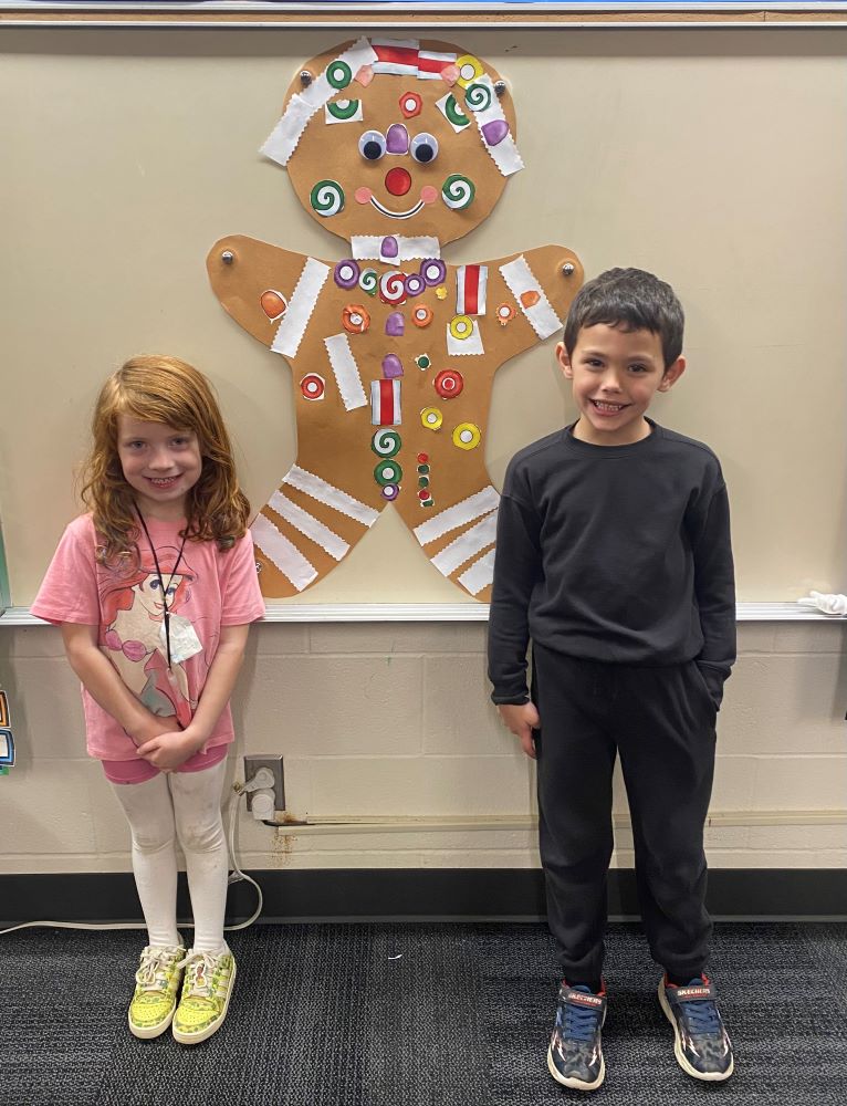 Kinders posing with gingerbread man