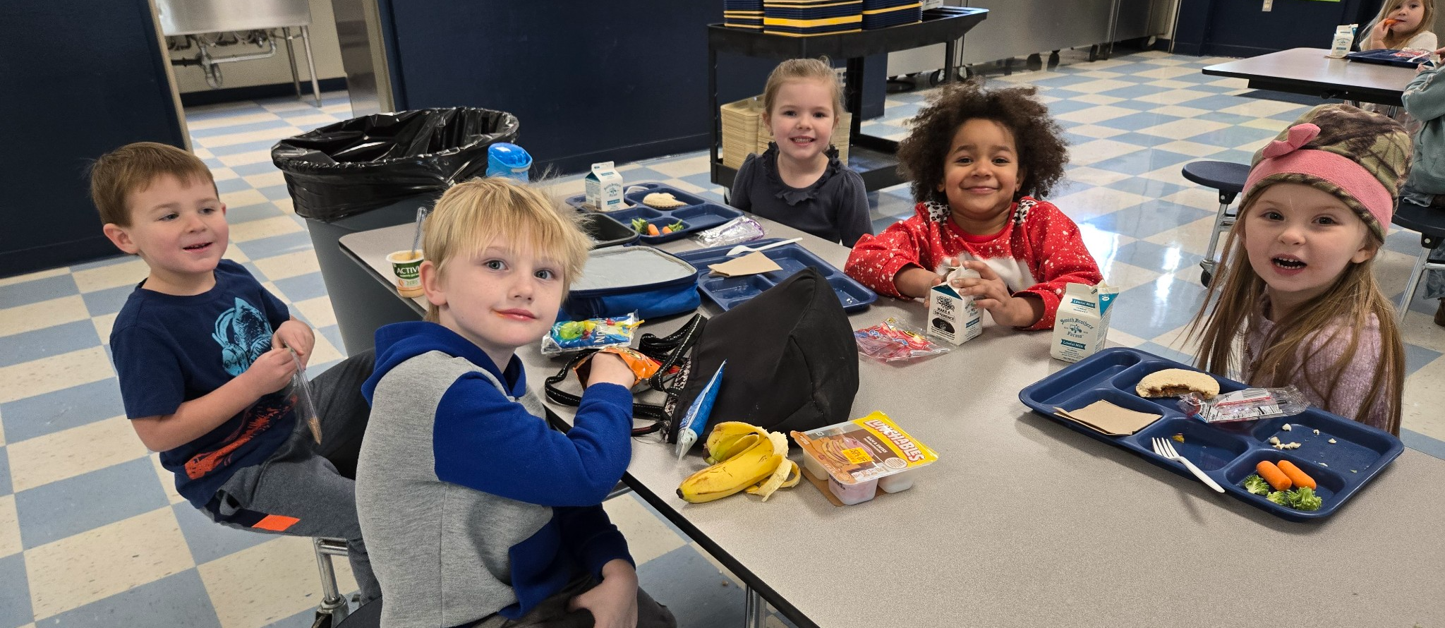 TK kids eating lunch