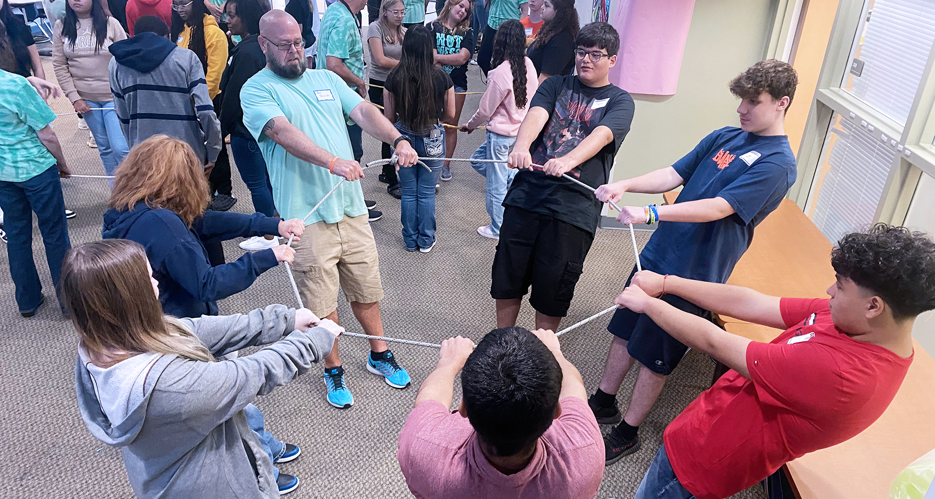 students in a circle pulling a rope